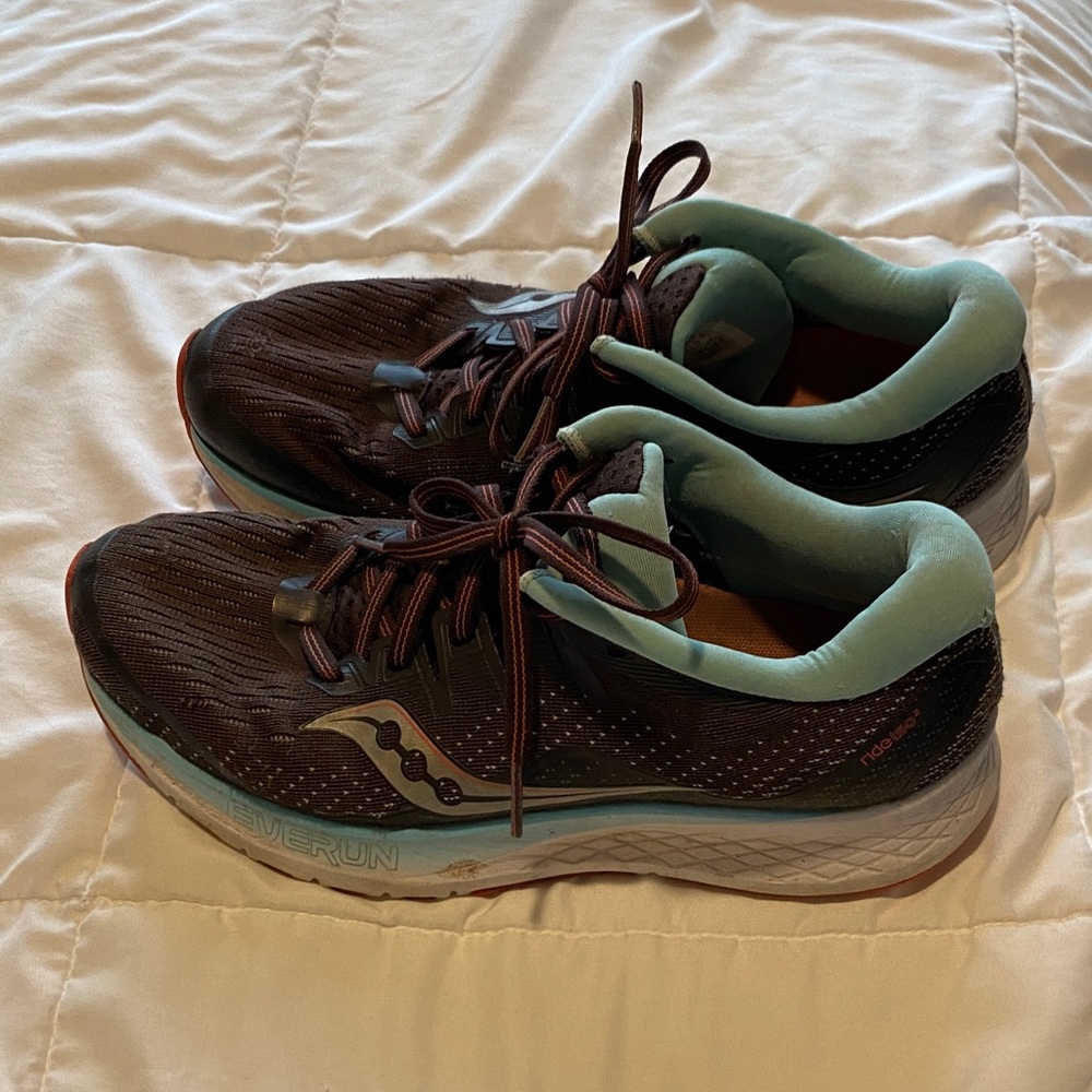 Saucony Women’s maroon with Teal Lining Running Shoes
